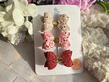 Load image into Gallery viewer, Ruby and Cream Glitter Bow Set
