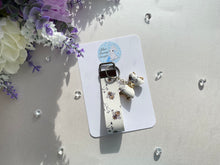 Load image into Gallery viewer, Honey Bee Wristlet
