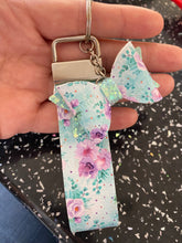 Load image into Gallery viewer, Floral Bow Wristlet
